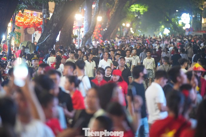 Biển người đổ về trung tâm Hà Nội - Ảnh 5.