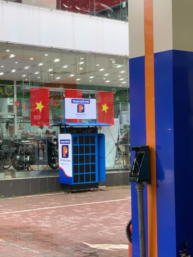 Trạm đổi pin Petrolimex đi vào hoạt động: Nhanh hơn đổ xăng, xe máy điện nhiều hãng có thể dùng chung - Ảnh 2.