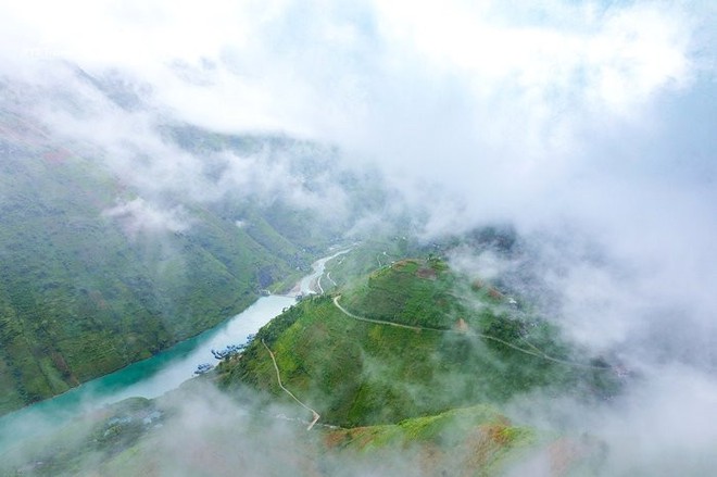 Khách Tây há hốc miệng trước cảnh ở vùng núi phía Bắc: Cách Hà Nội hơn 300km, không phải ai cũng dám đi - Ảnh 6.