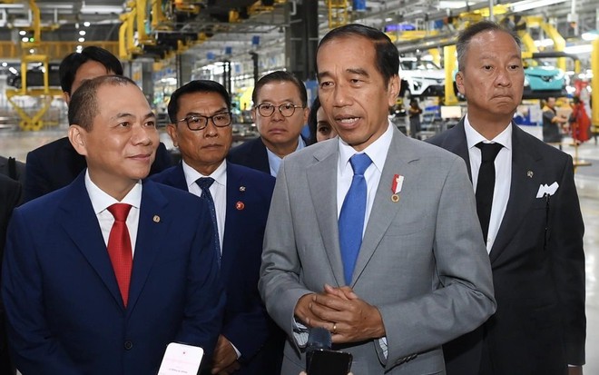 Tỷ phú Phạm Nhật Vượng đón tiếp Tổng thống Indonesia Joko Widodo tại nhà máy VinFast ở Hải Phòng, ngày 13/1/2024. Ảnh: VIC