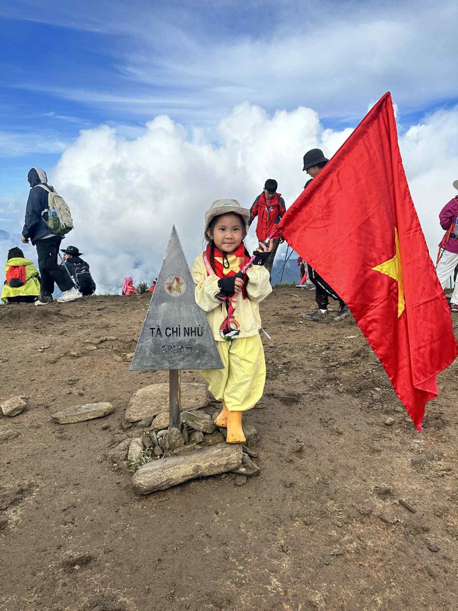 Đỉnh n&uacute;i trong "Top 10 cao nhất Việt Nam", thuộc Ho&agrave;ng Li&ecirc;n Sơn: Vừa c&oacute; b&eacute; 5 tuổi chinh phục th&agrave;nh c&ocirc;ng - Ảnh 7.