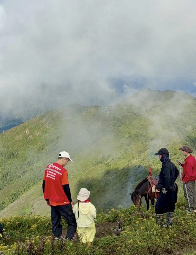 Đỉnh n&uacute;i trong "Top 10 cao nhất Việt Nam", thuộc Ho&agrave;ng Li&ecirc;n Sơn: Vừa c&oacute; b&eacute; 5 tuổi chinh phục th&agrave;nh c&ocirc;ng - Ảnh 8.