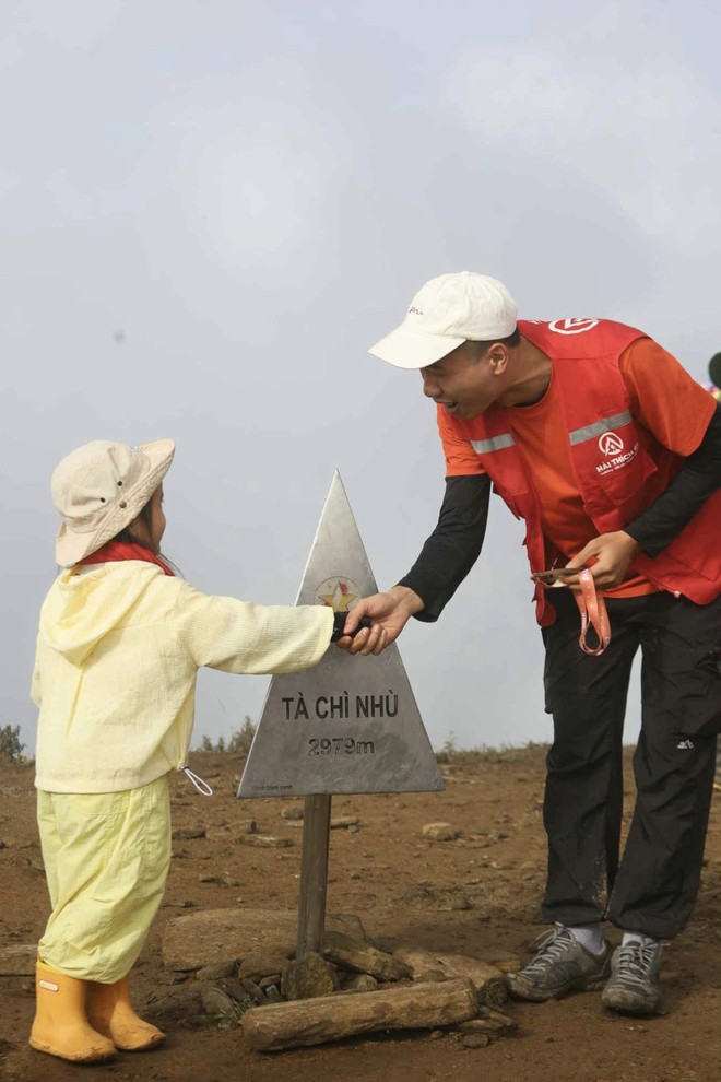 Đỉnh n&uacute;i trong "Top 10 cao nhất Việt Nam", thuộc Ho&agrave;ng Li&ecirc;n Sơn: Vừa c&oacute; b&eacute; 5 tuổi chinh phục th&agrave;nh c&ocirc;ng - Ảnh 5.