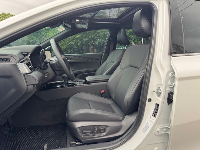 ‘Lao dốc’ 4 tháng liên tục nhưng Toyota Camry vẫn có doanh số áp đảo tất cả đối thủ cộng lại tại Việt Nam - Ảnh 9.