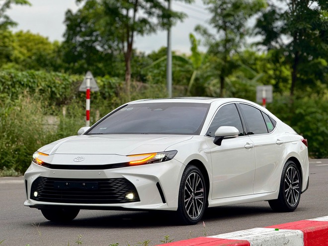 ‘Lao dốc’ 4 tháng liên tục nhưng Toyota Camry vẫn có doanh số áp đảo tất cả đối thủ cộng lại tại Việt Nam - Ảnh 6.