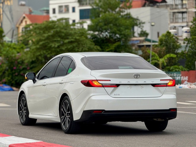 ‘Lao dốc’ 4 tháng liên tục nhưng Toyota Camry vẫn có doanh số áp đảo tất cả đối thủ cộng lại tại Việt Nam - Ảnh 7.