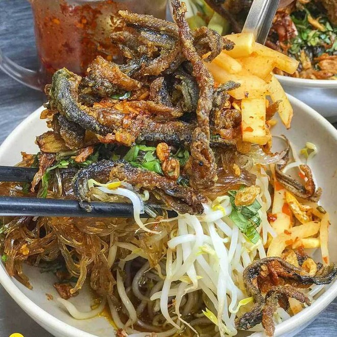 Khách Tây thưởng thức món đặc sản nổi tiếng phố cổ Hà Nội, nhận xét: "Ăn cả ngày cũng không chán!" - Ảnh 5.