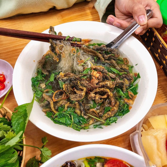 Khách Tây thưởng thức món đặc sản nổi tiếng phố cổ Hà Nội, nhận xét: "Ăn cả ngày cũng không chán!" - Ảnh 4.