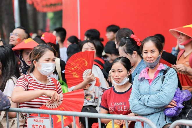 Nhiều người dân chờ xem Lễ diễu binh, diễu hành tại Ngã tư giao giữa Hùng Vương - Trần Phú (Hà Nội), ngay từ ngày 1/9. Ảnh: TTXVN Nhiều người dân chờ xem Lễ diễu binh, diễu hành tại Ngã tư giao giữa Hùng Vương - Trần Phú (Hà Nội), ngay từ ngày 1/9. Ảnh: TTXVN