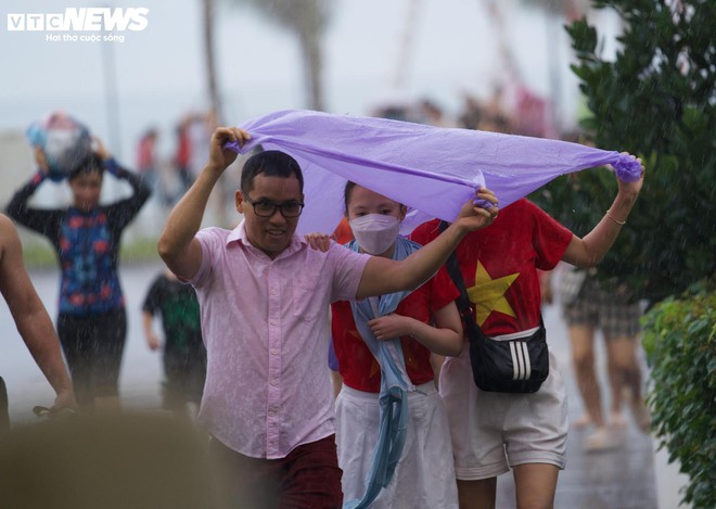 Người dân TP.HCM 'đội mưa' chờ xem pháo hoa mừng Quốc khánh 2/9 - Ảnh 2.