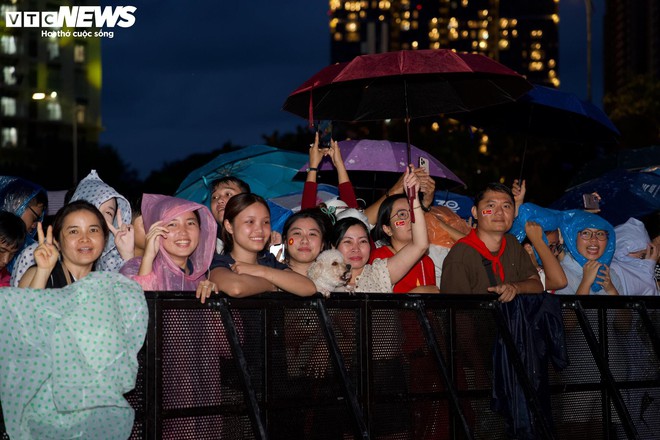 Người dân TP.HCM 'đội mưa' chờ xem pháo hoa mừng Quốc khánh 2/9 - Ảnh 3.