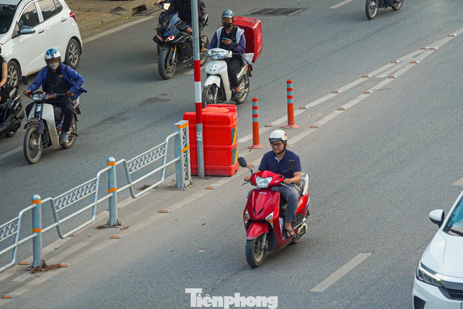 Xe máy bất chấp nguy hiểm đi vào làn ôtô tốc độ cao - Ảnh 11.
