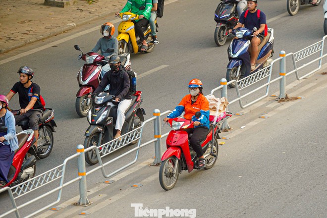Xe máy bất chấp nguy hiểm đi vào làn ôtô tốc độ cao - Ảnh 13.