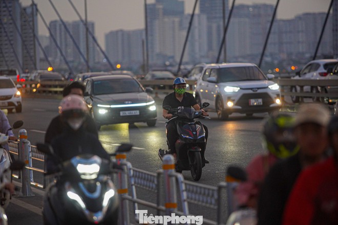 Xe máy bất chấp nguy hiểm đi vào làn ôtô tốc độ cao - Ảnh 4.