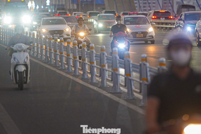 Xe máy bất chấp nguy hiểm đi vào làn ôtô tốc độ cao - Ảnh 5.