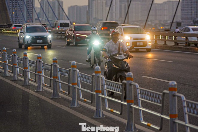 Xe máy bất chấp nguy hiểm đi vào làn ôtô tốc độ cao - Ảnh 6.