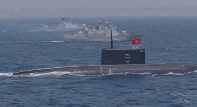 Khoảnh khắc tàu ngầm Kilo 636, tàu hộ vệ tên lửa diễu binh trên biển ngày 2/9. Ảnh: Quân chủng Hải quân Khoảnh khắc tàu ngầm Kilo 636, tàu hộ vệ tên lửa diễu binh trên biển ngày 2/9. Ảnh: Quân chủng Hải quân