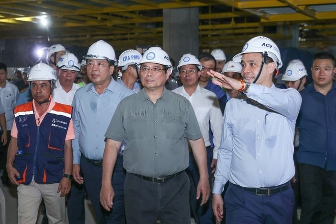 Thủ tướng nghe báo cáo kết quả thi công và tiến độ thực hiện dự án Cảng hàng không quốc tế Long Thành, chiều 2/8. Ảnh: VGP
Thủ tướng nghe báo cáo kết quả thi công và tiến độ thực hiện dự án Cảng hàng không quốc tế Long Thành, chiều 2/8. Ảnh: VGP
