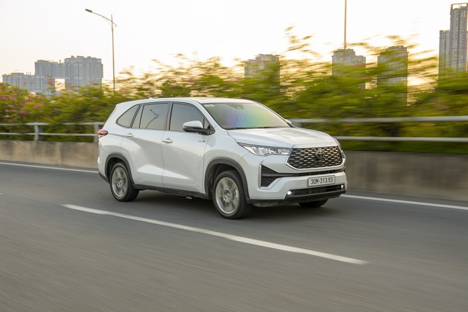 Bán GX 470 đổi Innova Cross HEV xuyên Việt 6.000km cùng 3 thế hệ, người dùng chia sẻ: ‘Bố 82 tuổi, mẹ đau chân vẫn ngồi thoải mái’- Ảnh 1.