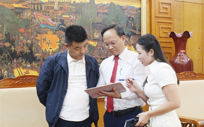 Phó Chủ tịch UBND tỉnh Bắc Ninh Phạm Văn Thịnh giới thiệu với ông Mã Bân, lãnh đạo Shemar Power về một số địa điểm để công ty nghiên cứu đầu tư. Ảnh: Ảnh: Cổng TTĐT tỉnh Bắc Ninh