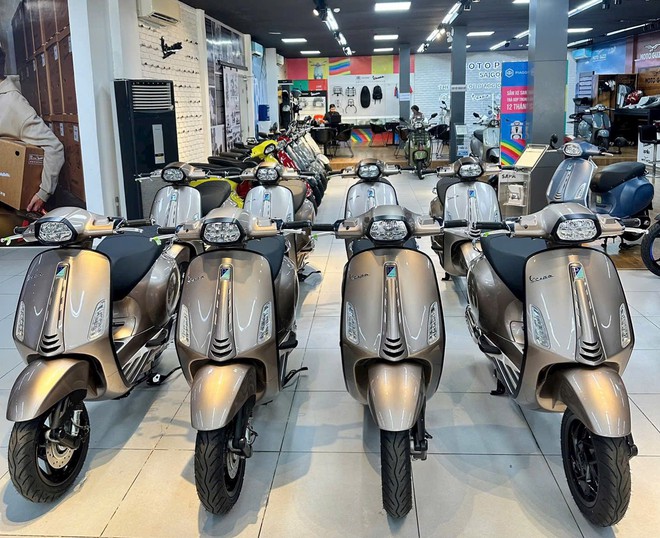 Vừa về đại lý lô xe tay ga Ý màu độc lạ giá ưu đãi, ngập công nghệ: Chìa thông minh mở cốp từ xa như ô tô- Ảnh 6. Vừa về đại lý lô xe tay ga Ý màu độc lạ giá ưu đãi, ngập công nghệ: Chìa thông minh mở cốp từ xa như ô tô- Ảnh 6.