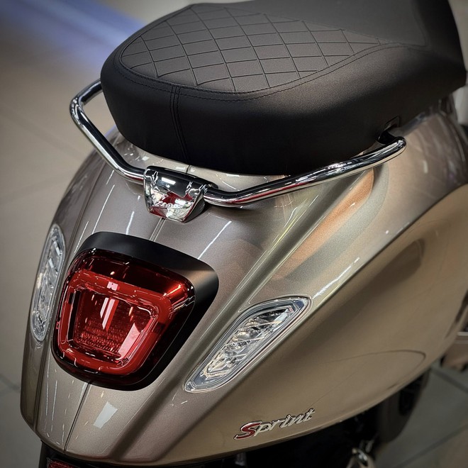 Vừa về đại lý lô xe tay ga Ý màu độc lạ giá ưu đãi, ngập công nghệ: Chìa thông minh mở cốp từ xa như ô tô- Ảnh 4. Vừa về đại lý lô xe tay ga Ý màu độc lạ giá ưu đãi, ngập công nghệ: Chìa thông minh mở cốp từ xa như ô tô- Ảnh 4.