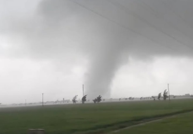 Clip: Cơn giông lốc kinh hoàng bất ngờ quét qua Ninh Bình khiến 7 người chết- Ảnh 6. Clip: Cơn giông lốc kinh hoàng bất ngờ quét qua Ninh Bình khiến 7 người chết- Ảnh 6.