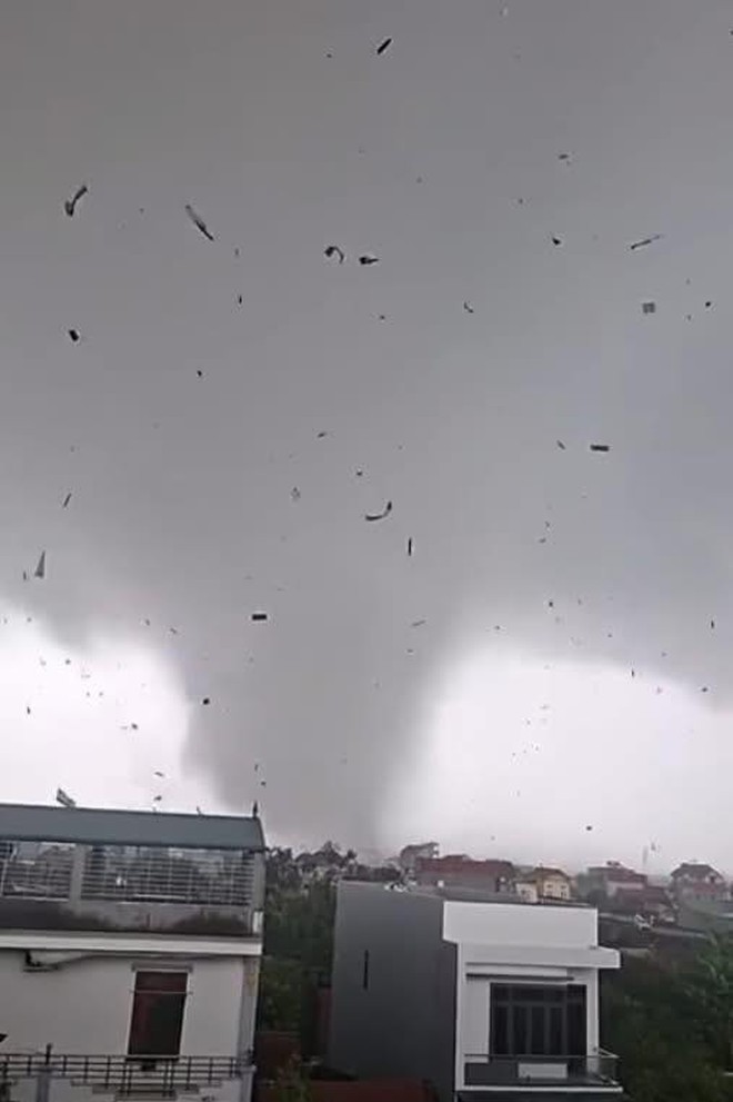 Clip: Cơn giông lốc kinh hoàng bất ngờ quét qua Ninh Bình khiến 7 người chết- Ảnh 5. Clip: Cơn giông lốc kinh hoàng bất ngờ quét qua Ninh Bình khiến 7 người chết- Ảnh 5.