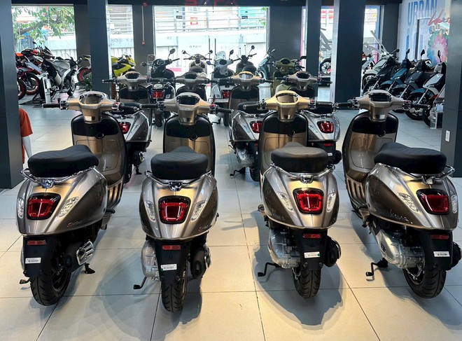 Vừa về đại lý lô xe tay ga Ý màu độc lạ giá ưu đãi, ngập công nghệ: Chìa thông minh mở cốp từ xa như ô tô- Ảnh 7. Vừa về đại lý lô xe tay ga Ý màu độc lạ giá ưu đãi, ngập công nghệ: Chìa thông minh mở cốp từ xa như ô tô- Ảnh 7.