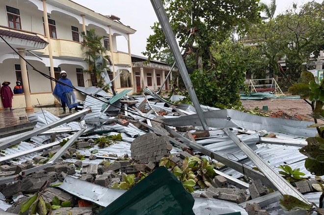 Hình ảnh tan hoang ở nơi tâm Bão số 10 quần thảo suốt đêm- Ảnh 13. Hình ảnh tan hoang ở nơi tâm Bão số 10 quần thảo suốt đêm- Ảnh 13.