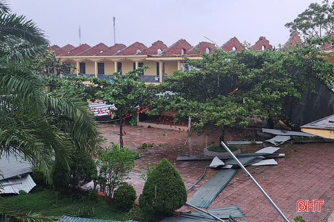 Hình ảnh tan hoang ở nơi tâm Bão số 10 quần thảo suốt đêm- Ảnh 12. Hình ảnh tan hoang ở nơi tâm Bão số 10 quần thảo suốt đêm- Ảnh 12.