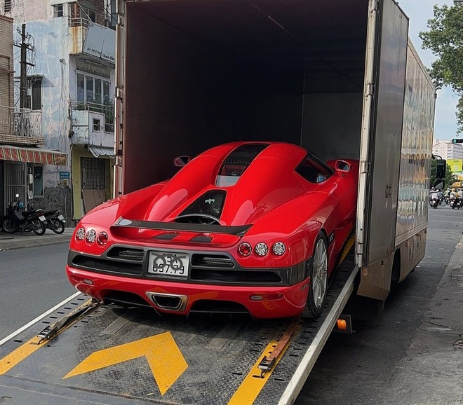Koenigsegg CCX lần đầu lăn bánh công khai tại Việt Nam sau khi có biển số: CĐM tò mò người cầm lái - Ảnh 3.