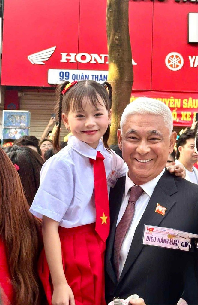 Bố bé gái 7 tuổi hát cùng Mỹ Tâm tại Quảng trường Ba Đình: 'Tôi khóc vì tự hào' - Ảnh 3.