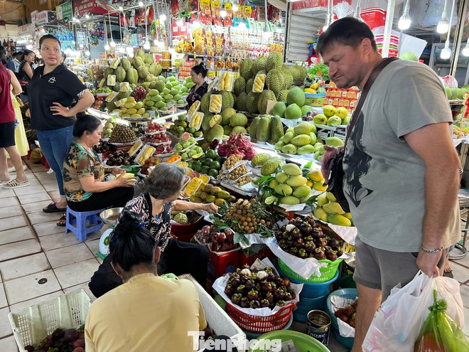 Cảnh trái ngược ở 'thiên đường mua sắm' Sài thành: Chỗ chen chân, nơi vắng lặng - Ảnh 10.