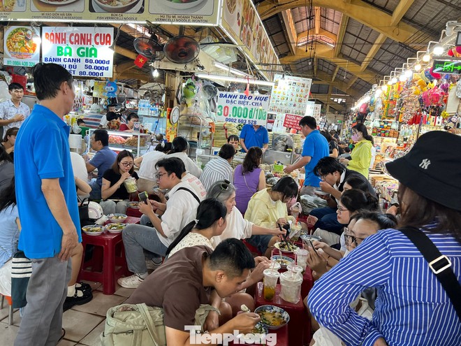 Cảnh trái ngược ở 'thiên đường mua sắm' Sài thành: Chỗ chen chân, nơi vắng lặng - Ảnh 9.