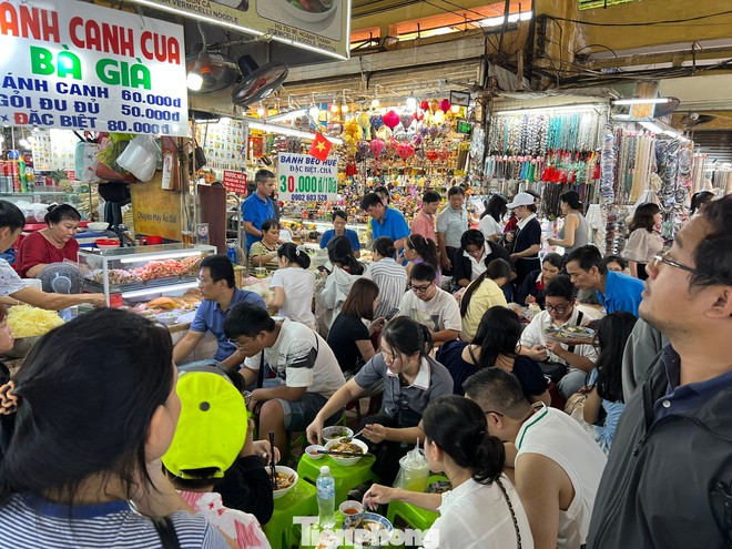Cảnh trái ngược ở 'thiên đường mua sắm' Sài thành: Chỗ chen chân, nơi vắng lặng - Ảnh 8.