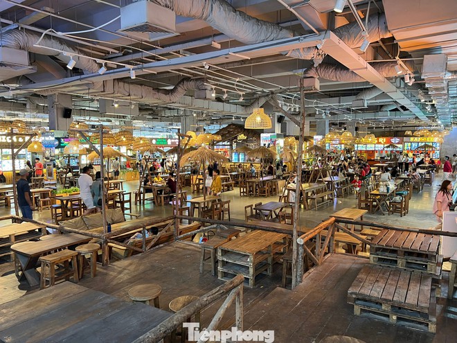 Cảnh trái ngược ở 'thiên đường mua sắm' Sài thành: Chỗ chen chân, nơi vắng lặng - Ảnh 14.