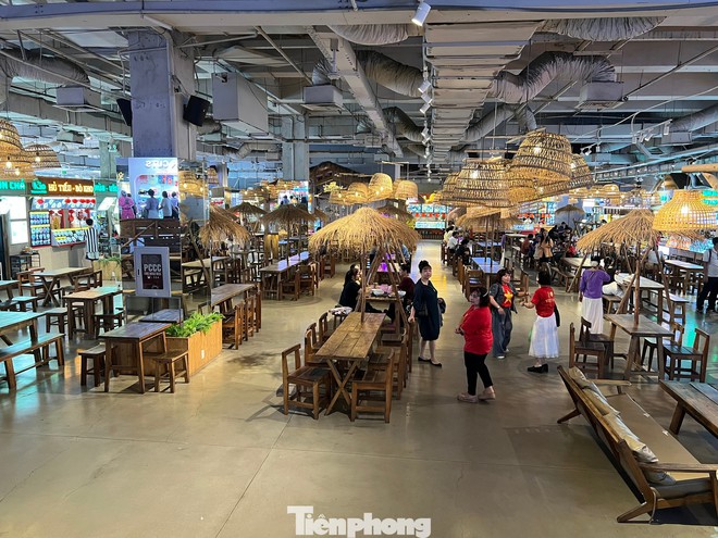 Cảnh trái ngược ở 'thiên đường mua sắm' Sài thành: Chỗ chen chân, nơi vắng lặng - Ảnh 15.