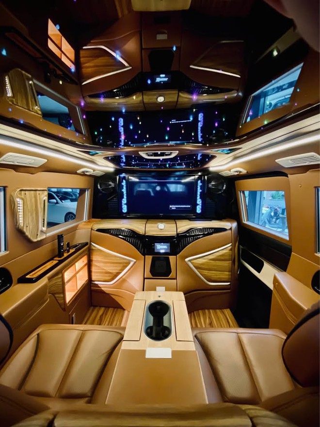 Mercedes-Benz V 250 cũ rao b&aacute;n gần 2 tỷ đồng: Độ nội thất hết 950 triệu, người b&aacute;n chia sẻ 'nội thất chưa chắc S-Class s&aacute;nh kịp' - Ảnh 7.
