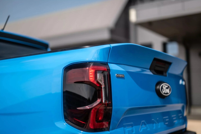 Ford Ranger bản này về Việt Nam thì nhiều người sẽ thích: Máy hybrid mạnh hơn hẳn Raptor, chạy 2 vòng hồ Tây không tốn một giọt xăng - Ảnh 9.