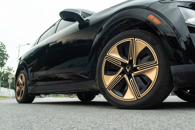 Các hãng xe làm bản giới hạn cho Việt Nam: Từ xe phổ thông đến siêu sang, có mẫu duy nhất một chiếc toàn thế giới - Ảnh 19.