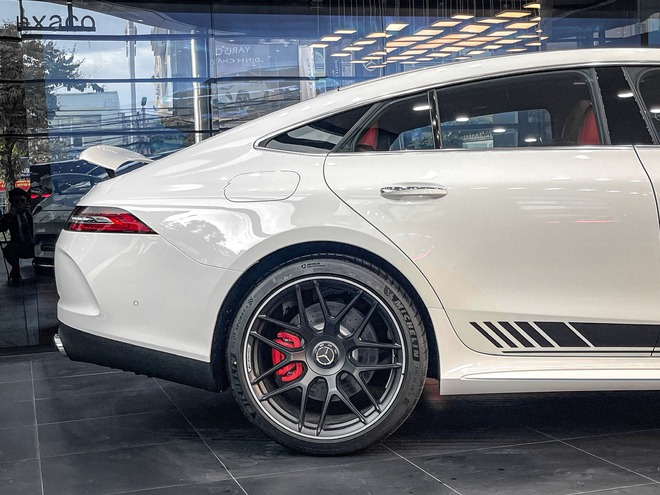 Mercedes-AMG GT 53 giảm sốc tại đại lý: Từng có giá 6,7 tỷ, nay thực tế chưa tới 3,9 tỷ và đây là điều cần đánh đổi - Ảnh 2.