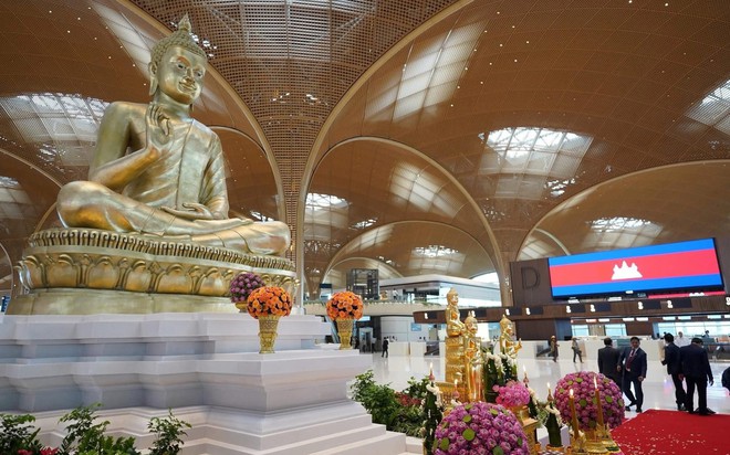 Bên trong sân bay quốc tế Techo.