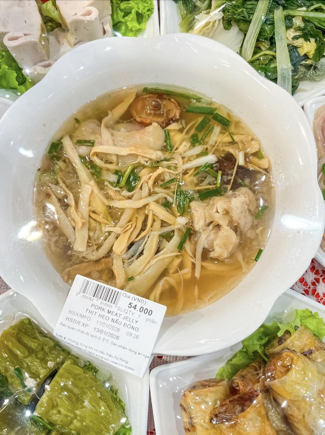 Quầy hàng trong siêu thị Aeon Mall khiến nhiều người chú ý - Ảnh 4.