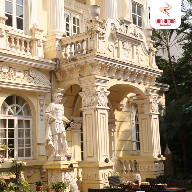 Kh&aacute;ch T&acirc;y cho&aacute;ng khi bước v&agrave;o qu&aacute;n b&uacute;n b&ograve; Huế ở Việt Nam: Gi&aacute; b&aacute;t b&uacute;n c&ograve;n g&acirc;y bất ngờ hơn nữa - Ảnh 4.