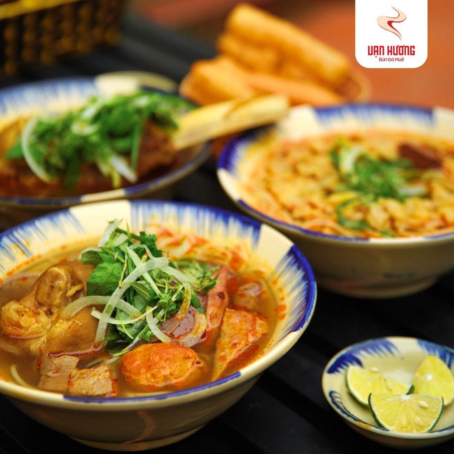 Kh&aacute;ch T&acirc;y cho&aacute;ng khi bước v&agrave;o qu&aacute;n b&uacute;n b&ograve; Huế ở Việt Nam: Gi&aacute; b&aacute;t b&uacute;n c&ograve;n g&acirc;y bất ngờ hơn nữa - Ảnh 3.