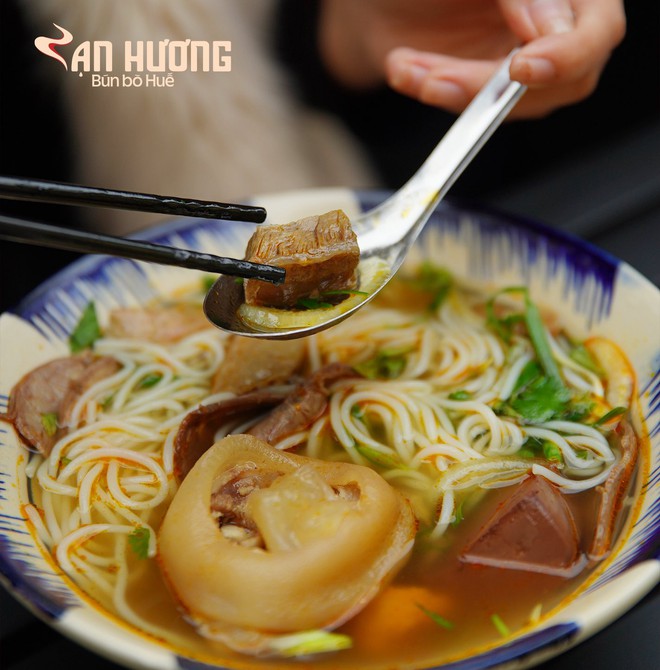 Kh&aacute;ch T&acirc;y cho&aacute;ng khi bước v&agrave;o qu&aacute;n b&uacute;n b&ograve; Huế ở Việt Nam: Gi&aacute; b&aacute;t b&uacute;n c&ograve;n g&acirc;y bất ngờ hơn nữa - Ảnh 2.