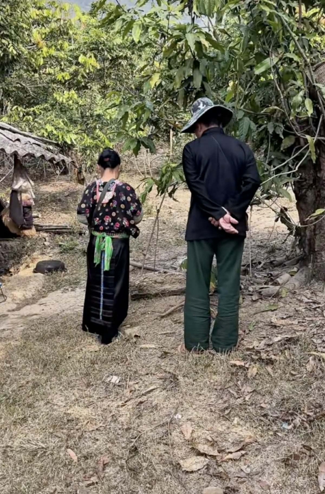 Cụ &ocirc;ng vượt 1.500km ra L&agrave;o Cai rước bạn g&aacute;i quen qua mạng về sống chung: C&aacute;c con phản ứng bất ngờ - Ảnh 2.