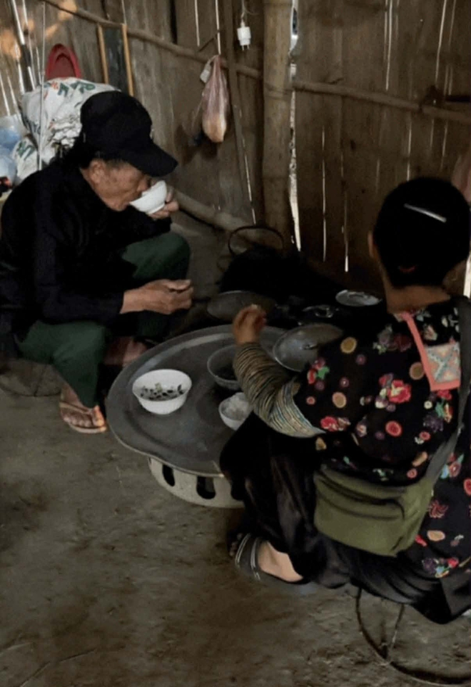 Cụ &ocirc;ng vượt 1.500km ra L&agrave;o Cai rước bạn g&aacute;i quen qua mạng về sống chung: C&aacute;c con phản ứng bất ngờ - Ảnh 1.