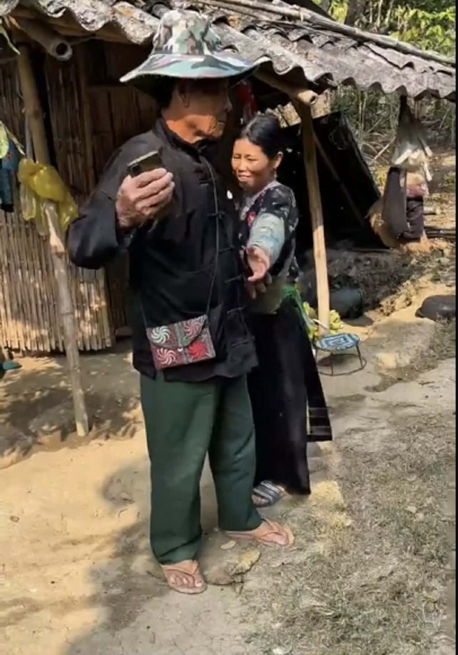 Cụ &ocirc;ng vượt 1.500km ra L&agrave;o Cai rước bạn g&aacute;i quen qua mạng về sống chung: C&aacute;c con phản ứng bất ngờ - Ảnh 3.